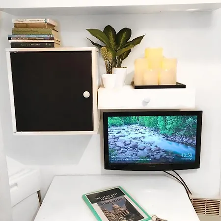 Cosy Studio Saint Michel Central Paris.